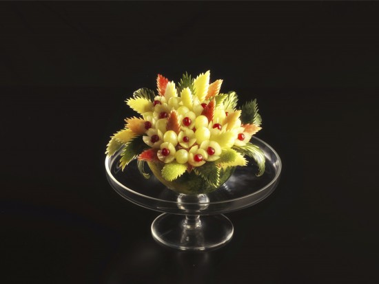 Piatto di frutta decorato da Beppo Tonon.